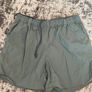 Columbia PFG size M shorts